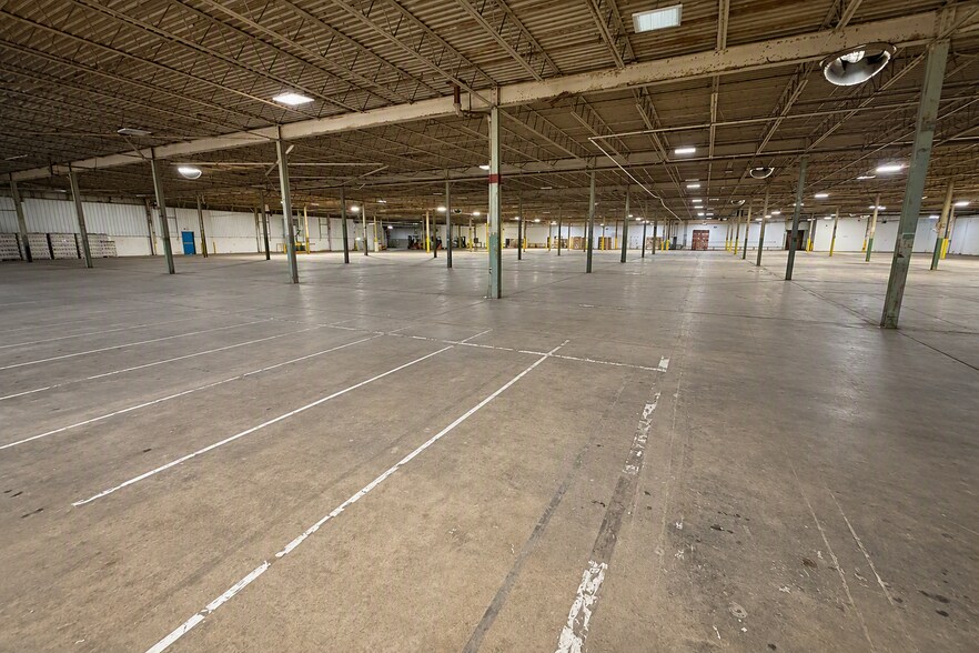 More Photos Of 624 B Ave E, Seymour Warehouse For Lease