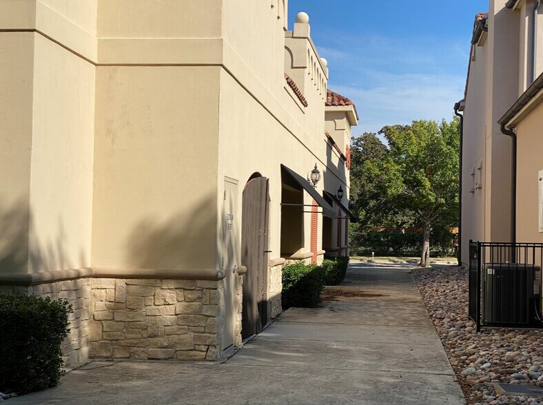 More Photos Of 60 Village Ln, Colleyville General Retail For Lease