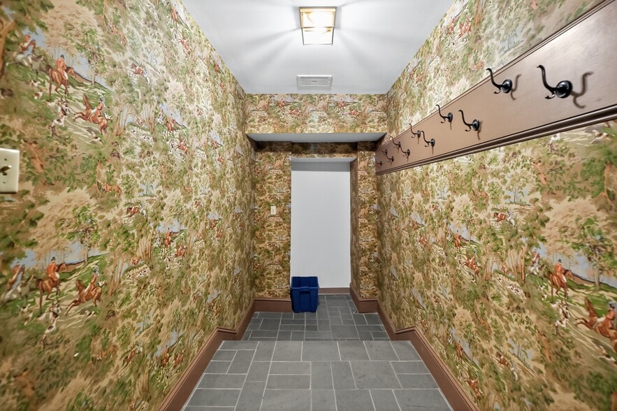 More Photos Of 38 Rouss Ave, Winchester Bank For Sale