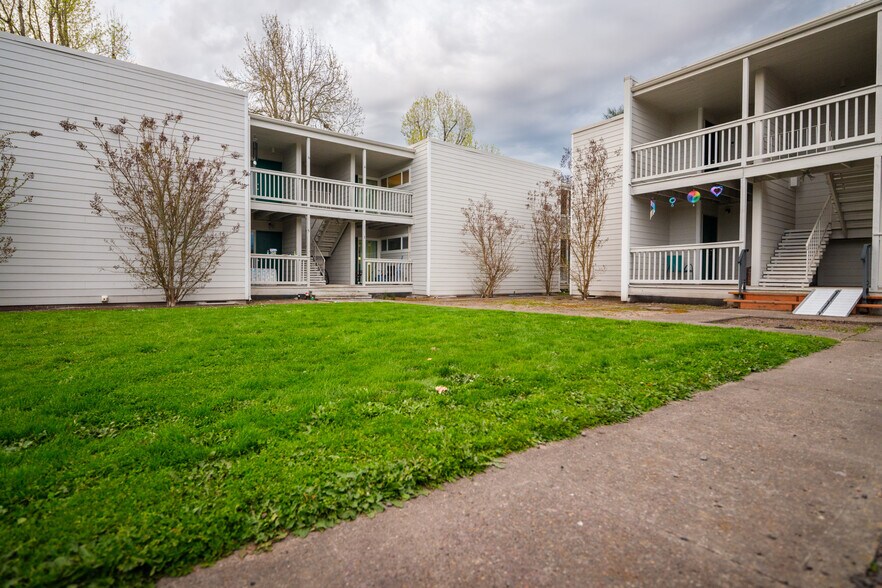 More Photos Of 160 Whitman St N, Monmouth Apartments For Sale