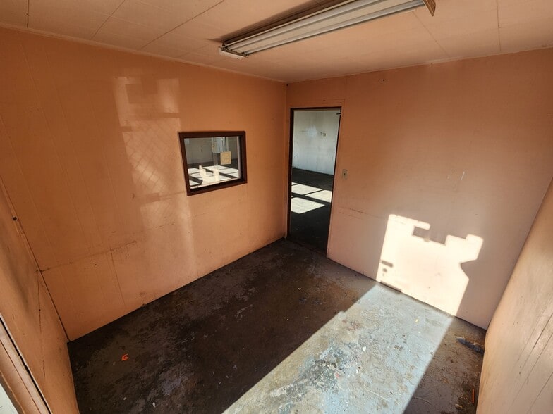 More Photos Of 2177 State St, Columbus Auto Repair For Lease