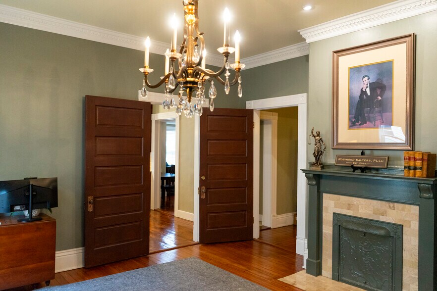 More Photos Of 909 Main St, Shelbyville Office Residential For Sale