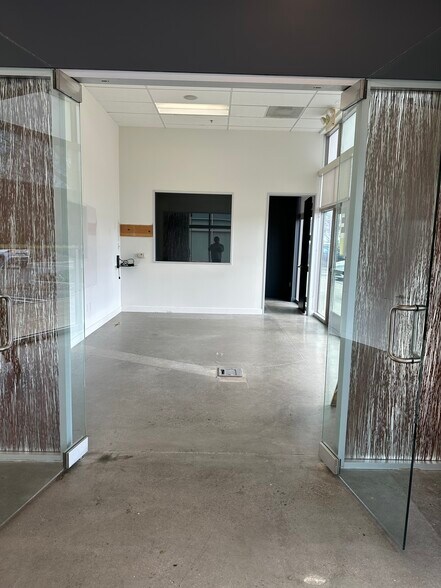 More Photos Of 9040 Brentwood Blvd, Brentwood Flex For Sale