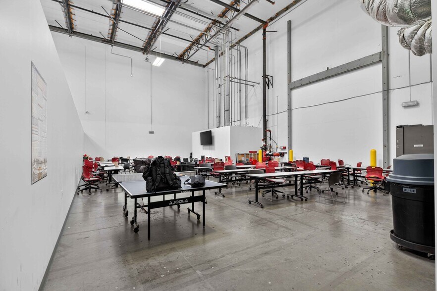More Photos Of 9031 N Lurline Ave, Chatsworth Distribution For Lease