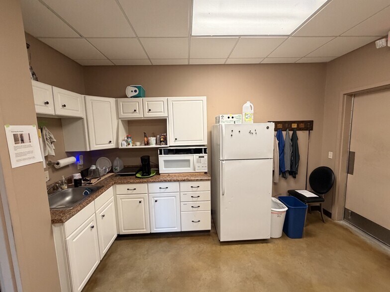 More Photos Of 8905 F St, Omaha Light Manufacturing For Lease