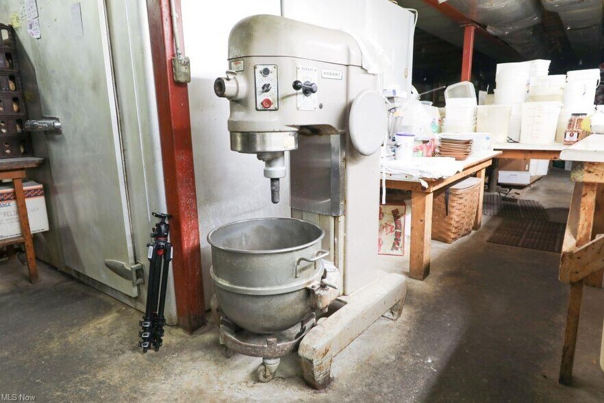 More Photos Of 387 S Broadway Ave, Salem Restaurant For Sale