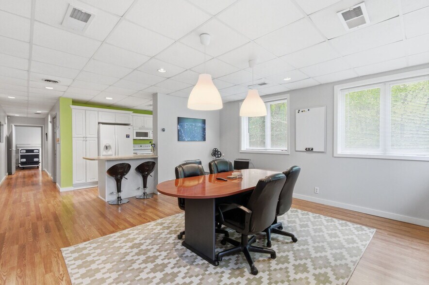 More Photos Of 7731 Traders Ln, Indianapolis Office For Sale