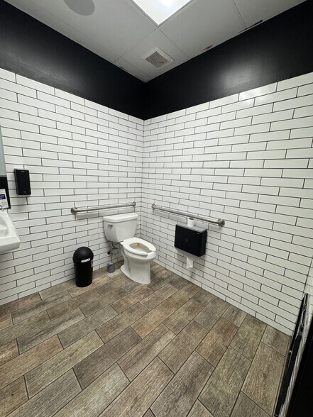 More Photos Of 9390 Huebner Rd, San Antonio General Retail For Sale