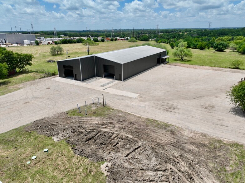 More Photos Of 4528 S Interstate 35, Alvarado Warehouse For Lease