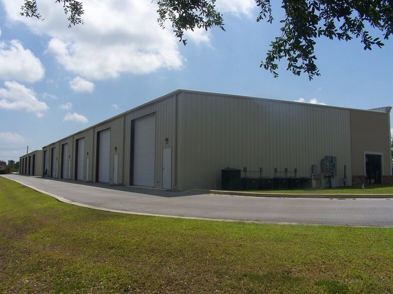 More Photos Of 48 Commerce Ln, Freeport Warehouse For Lease