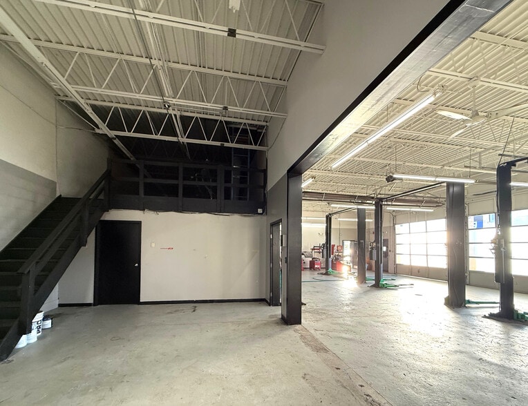 More Photos Of 1500 E Algonquin Rd, Algonquin Auto Repair For Lease