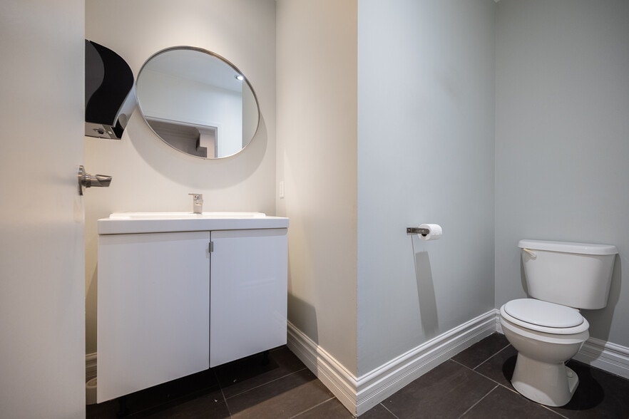 More Photos Of 1583 Rue Saint-Hubert, Montréal Medical For Sale