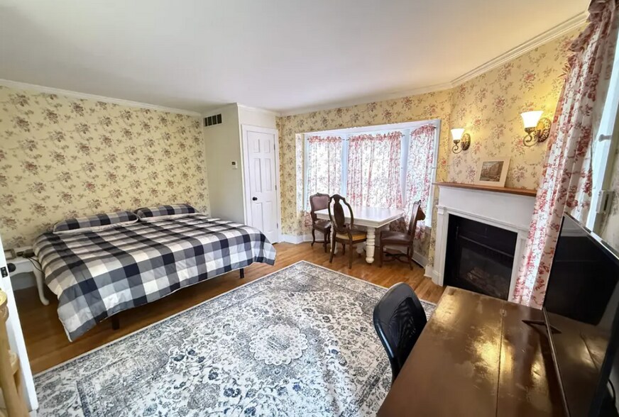 More Photos Of 1004 Park Ave, Galena Specialty For Sale