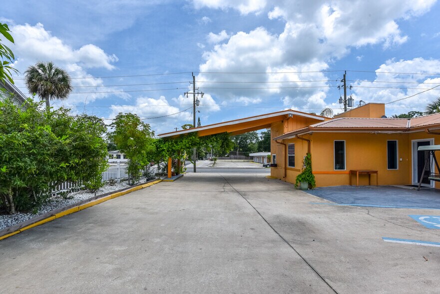 More Photos Of 1020 S Ridgewood Ave, Daytona Beach Hotel For Sale