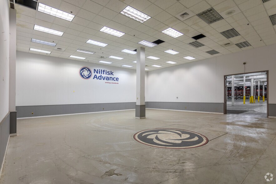 More Photos Of 14600 21st Ave N, Plymouth Warehouse For Lease