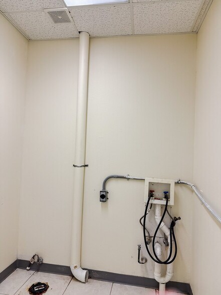 More Photos Of 2401 Pecan, McAllen Unknown For Lease