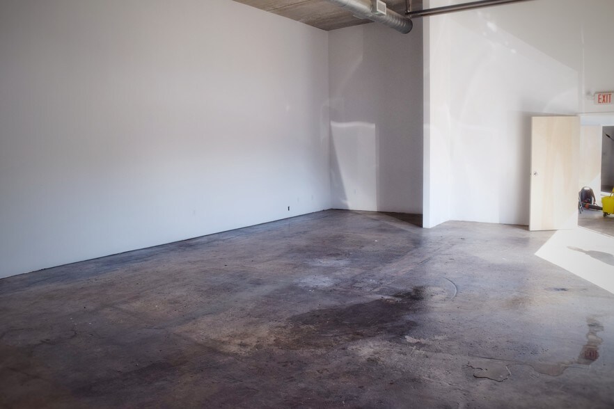 More Photos Of 290 NW 73rd St, Miami Service For Lease