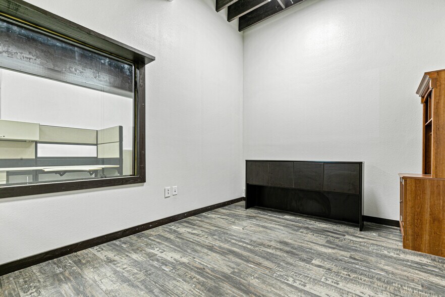 More Photos Of 106 W Grove St, Kaufman Freestanding For Lease