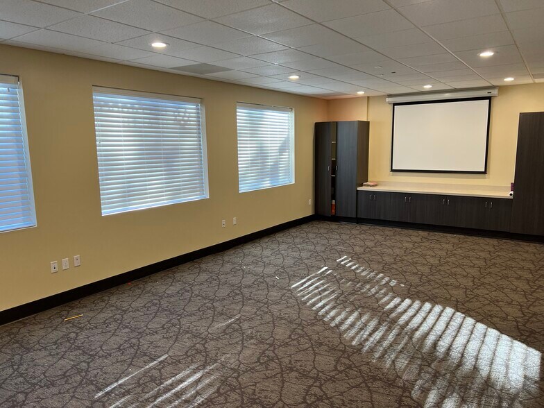 More Photos Of 2222 E Powell Blvd, Gresham Office For Sale