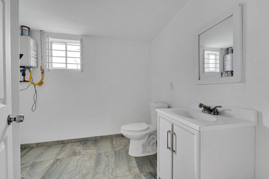 More Photos Of 23045 Drayton St, Santa Clarita Warehouse For Sale