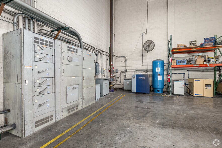 More Photos Of 5801 S Alameda St, Los Angeles Manufacturing For Sale