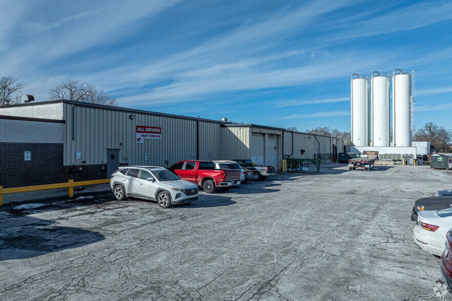 More Photos Of 1001 N Sullivan Rd, Aurora Manufacturing For Sale
