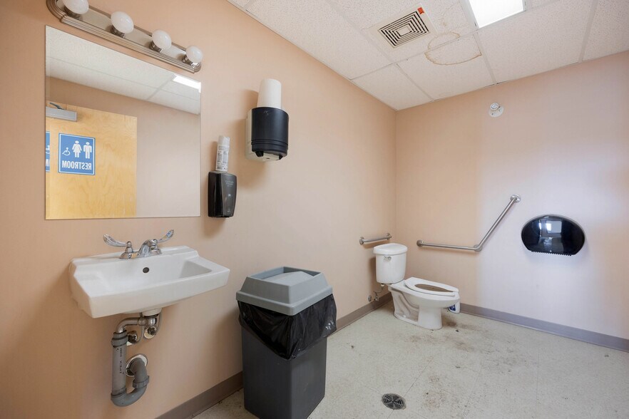 More Photos Of 105 Oak Crt, Anzac Warehouse For Sale