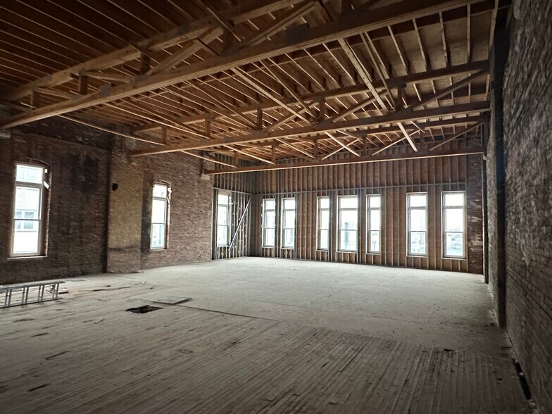 More Photos Of 3093-3095 W 25th St, Cleveland Storefront Retail Office For Lease