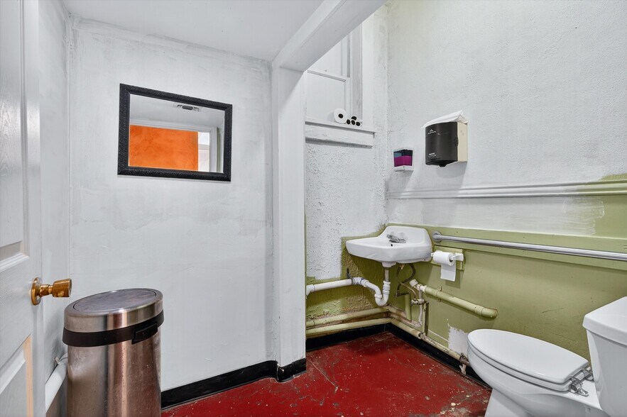 More Photos Of 129 E Wall St, Sherman Showroom For Sale