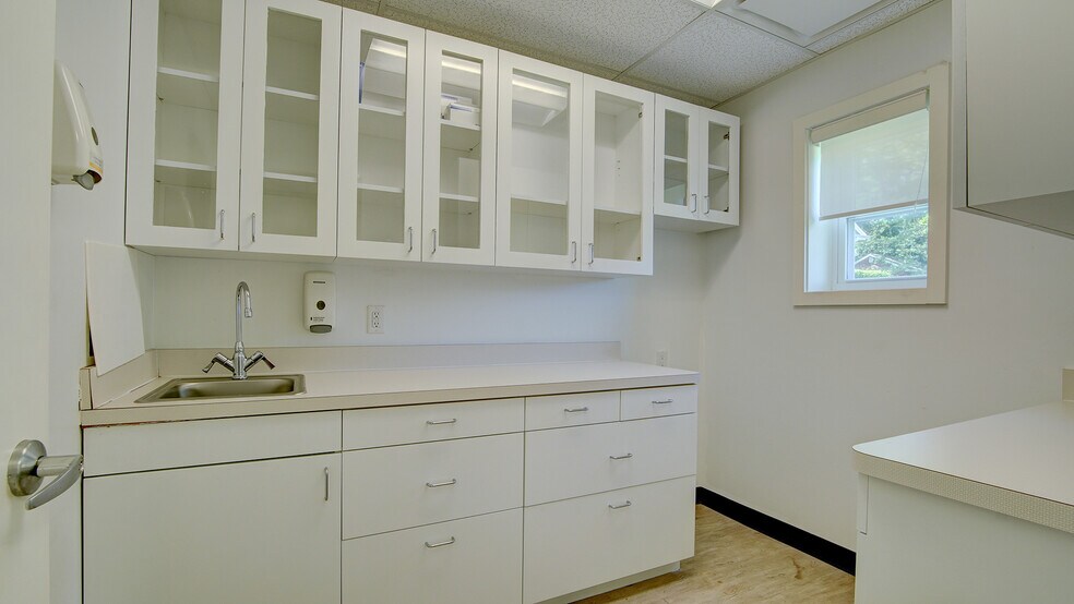 More Photos Of 2 Kings Hwy, Middletown Medical For Lease