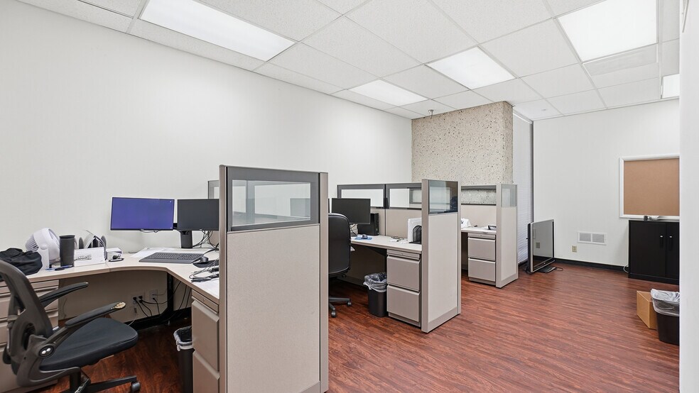 More Photos Of 20645 Bahama St, Chatsworth Manufacturing For Sale