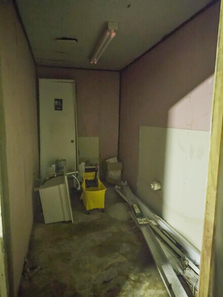 More Photos Of 1420 E Palestine Ave, Palestine Flex For Sale