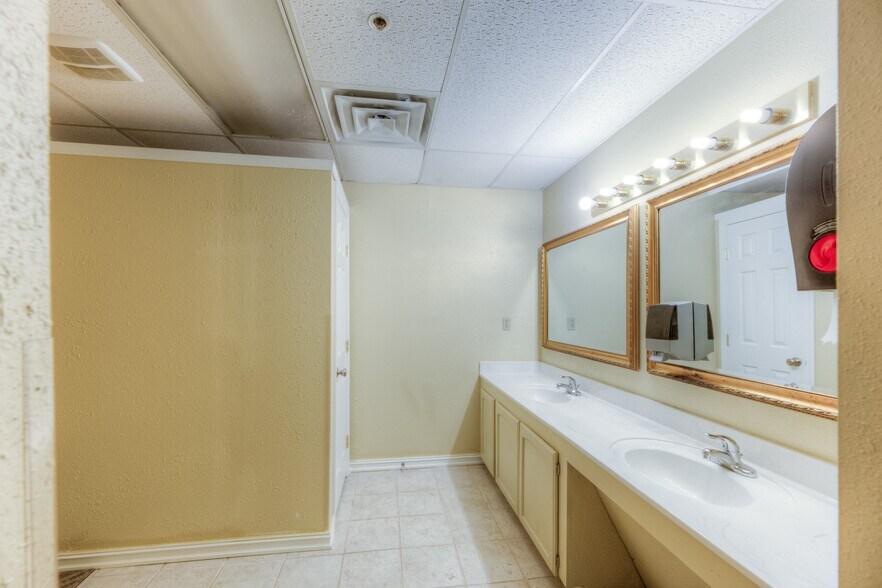 More Photos Of 1109 E Memphis St, Broken Arrow Religious Facility For Lease