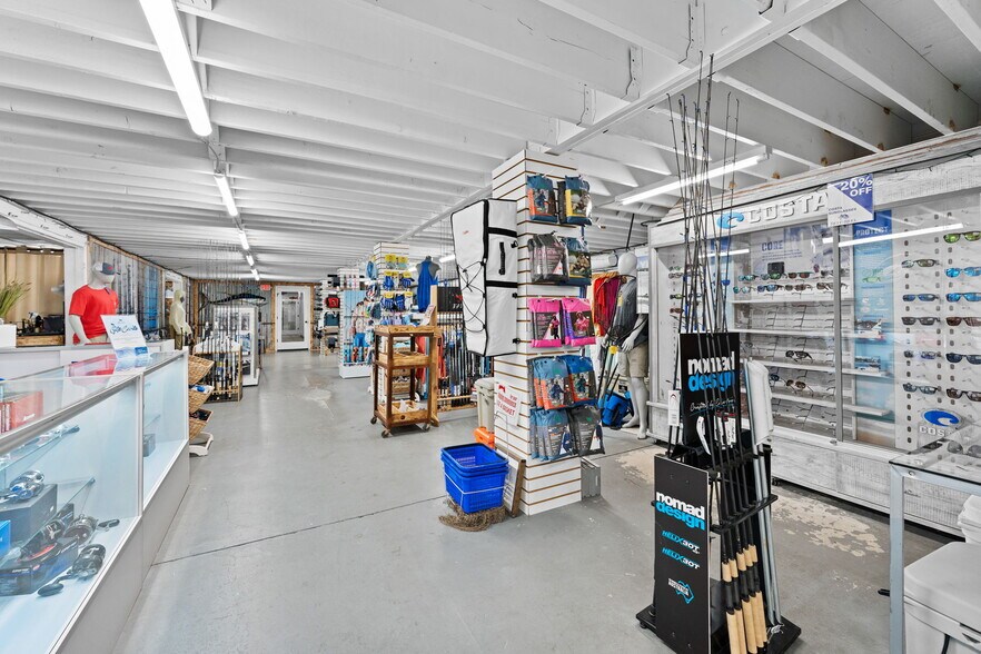 More Photos Of 7490 N 30th Ave, Saint Petersburg Showroom For Sale