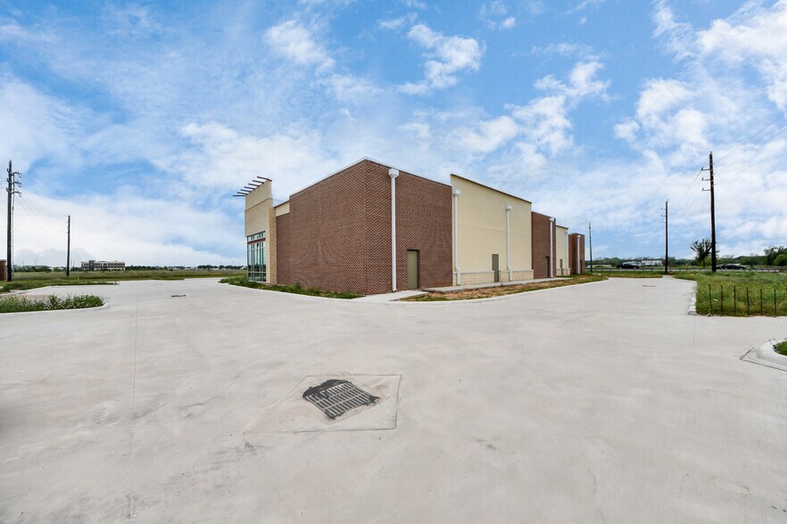 More Photos Of 440 Crown Garden Trail, Sugar Land Freestanding For Lease