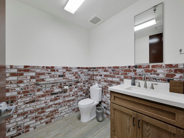 More Photos Of 1211 Flynn Rd, Camarillo Warehouse For Sale