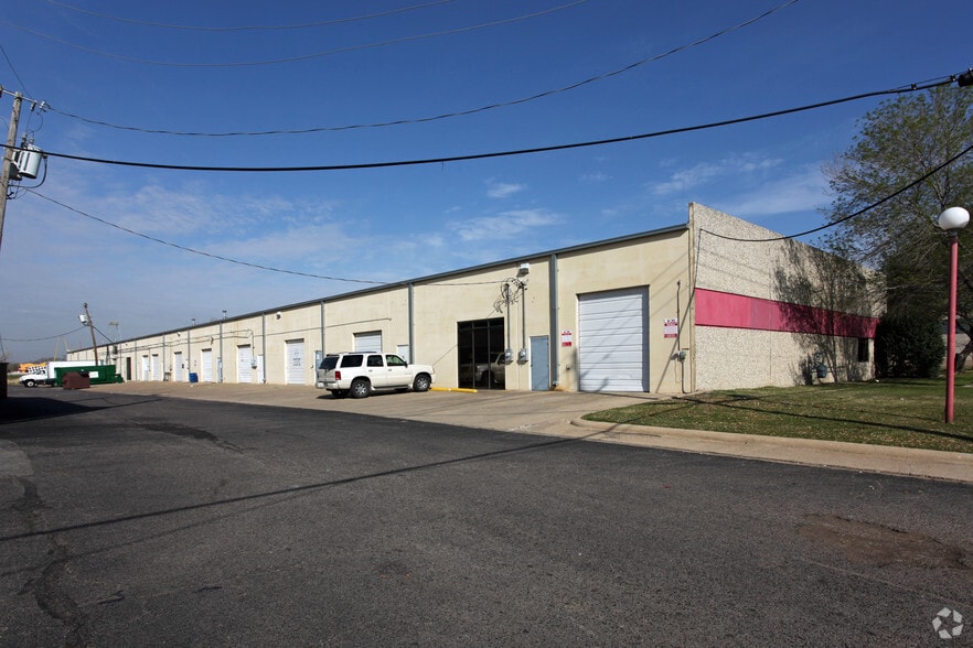 More Photos Of 2400-2426 Arbuckle Ct, Dallas Light Manufacturing For Lease