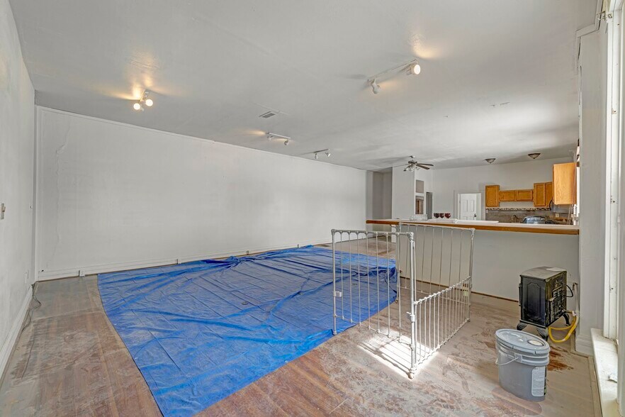 More Photos Of 122 W Main St, Florence Storefront For Sale