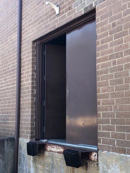 More Photos Of 3702 Alliance Dr, Greensboro Showroom For Lease