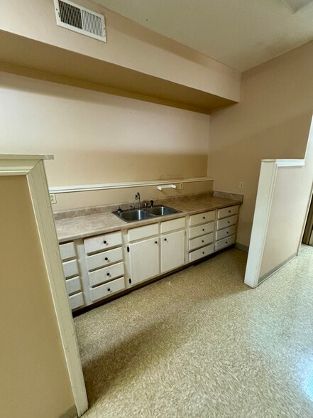 More Photos Of 206 Main St, Gleason Office For Sale