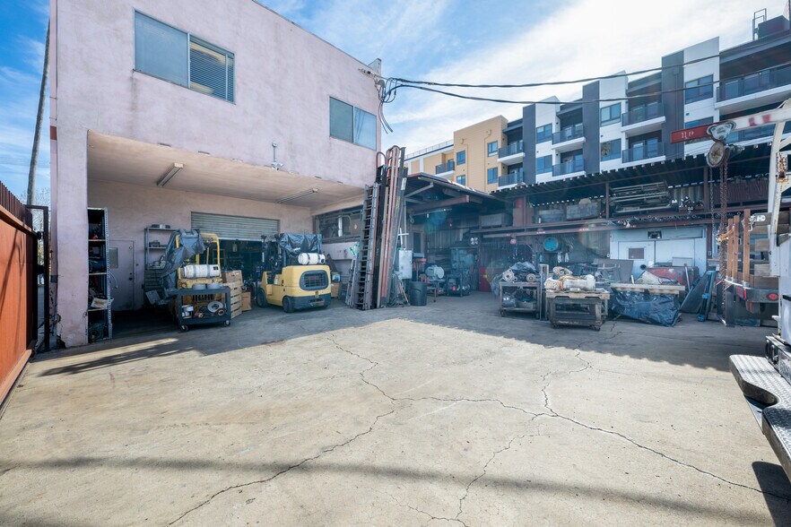 More Photos Of 7057 Canoga Ave, Canoga Park Freestanding For Sale