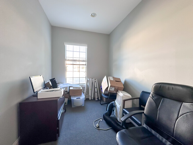 More Photos Of 180 Fitzgerald Rd, Lakeland Office For Sale