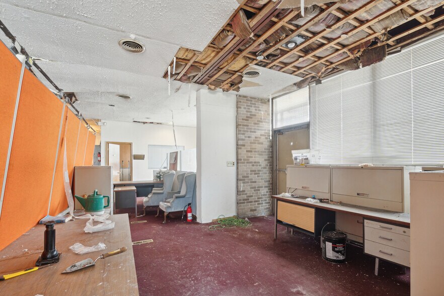 More Photos Of 13030 Puritan St, Detroit Office For Sale