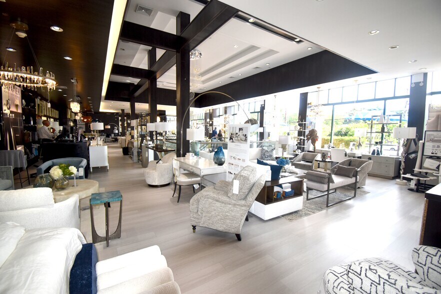More Photos Of 1649 Northern Blvd, Manhasset Storefront For Lease