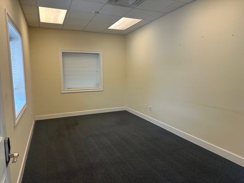 More Photos Of 9605 Hood Rd, Jacksonville Flex For Sale