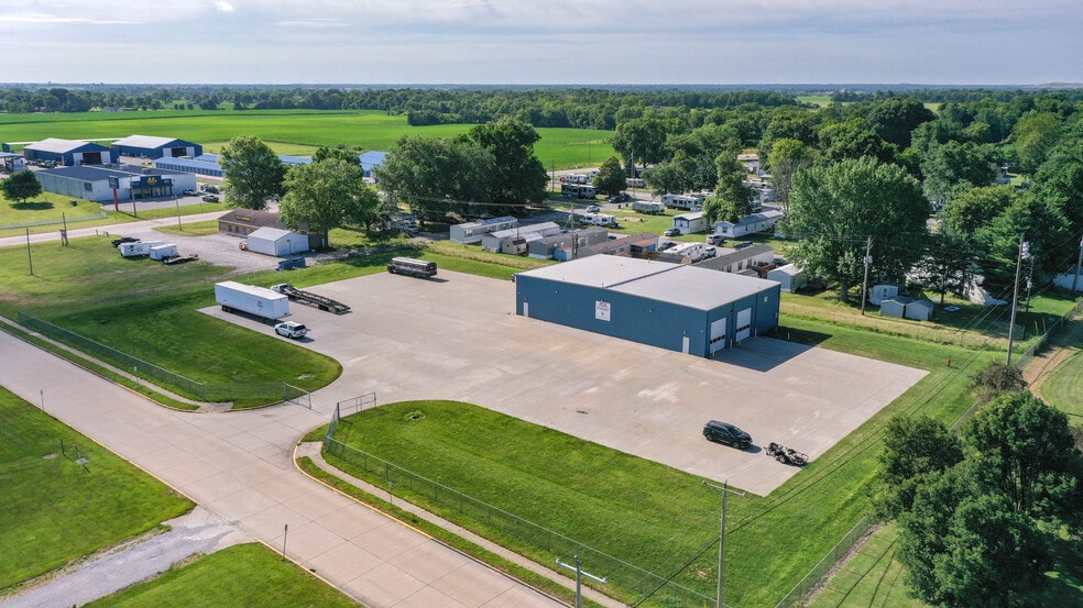 More Photos Of 300 Rou des Chateaux, Bethalto Parking Garage For Sale