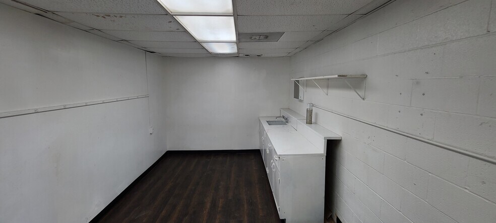 More Photos Of 3415 Banning St, Dallas Industrial For Sale