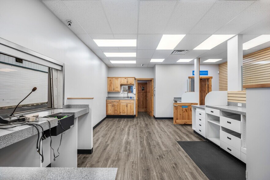 More Photos Of 639 Morgan St, Davenport Bank For Lease