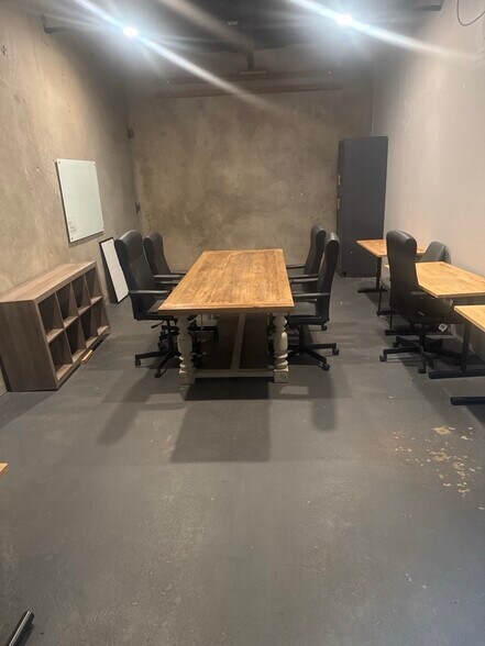 More Photos Of 306 Bluff st, Granbury Industrial For Lease