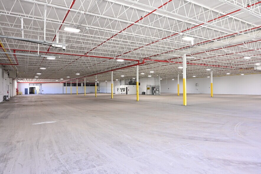 More Photos Of 7130 Krick Rd, Walton Hills Warehouse For Lease